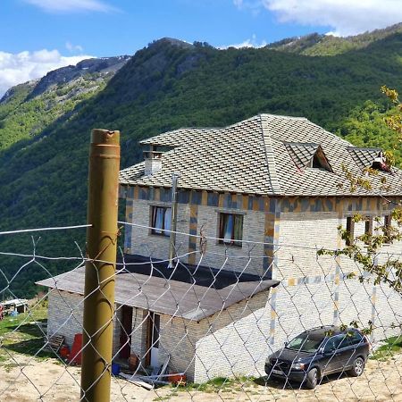 Bujtina E Tomorrit Hotel Ujanik Eksteriør billede