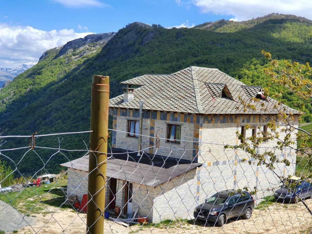 Bujtina E Tomorrit Hotel Ujanik Eksteriør billede